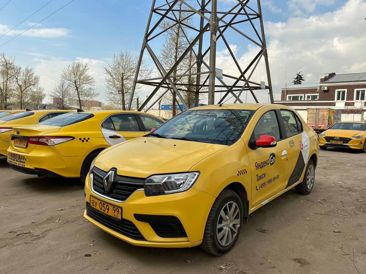 Renault Logan за 1400 без залога и депозита в Москве — Первый день  бесплатно — Arenda.Rus.Taxi аренда автомобилей